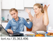 Mother scolds daughter for poor grades. Стоковое фото, фотограф Яков Филимонов / Фотобанк Лори