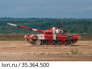 Танк Т-72Б3 в цветах российской команды перед началом соревнований по танковому биатлону. Вид сбоку. Международные военные игры, Алабино (2020 год). Редакционное фото, фотограф Виктор Карасев / Фотобанк Лори