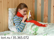 Заболевшая девочка, лежа в кровати, занимается вышивкой на пяльцах. Стоковое фото, фотограф Иванов Алексей / Фотобанк Лори