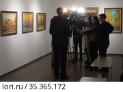 Художник Владимир Полтавский даёт интервью тележурналистам (2021 год). Редакционное фото, фотограф Дмитрий Неумоин / Фотобанк Лори