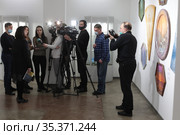 Директор Балашихинской галереи Елена Викторовна Елистратова даёт интервью тележурналистам (2021 год). Редакционное фото, фотограф Дмитрий Неумоин / Фотобанк Лори