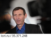 Художник Владимир Полтавский даёт интервью тележурналистам (2021 год). Редакционное фото, фотограф Дмитрий Неумоин / Фотобанк Лори