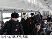 Полицейские с дружинниками в вагоне пригородного электропоезда (2016 год). Редакционное фото, фотограф Free Wind / Фотобанк Лори