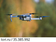 Летящий квадрокоптер DJI Mavic  Pro  1 на желто-зеленом  фоне (2020 год). Редакционное фото, фотограф Виктор Карасев / Фотобанк Лори