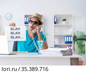 Businessman holding message in office. Стоковое фото, фотограф Elnur / Фотобанк Лори