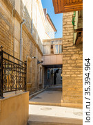 Empty street in old city Icheri Sheher of Baku, Azerbaijan. Architecture of Old city Baku. Inner City buildings. (2018 год). Стоковое фото, фотограф Константин Лабунский / Фотобанк Лори
