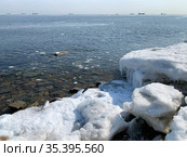 Владивосток, Японское море в районе бухты Соболь зимой. Льдины на берегу (2021 год). Стоковое фото, фотограф Овчинникова Ирина / Фотобанк Лори