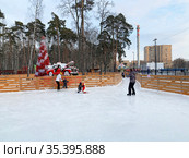 Каток в городском парке "Пехорка". Московская область, город Балашиха (2020 год). Редакционное фото, фотограф Овчинникова Ирина / Фотобанк Лори