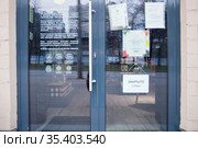 Табличка ''Закрыто'' на входной двери магазина (2020 год). Редакционное фото, фотограф Victoria Demidova / Фотобанк Лори