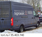 Автомобиль "ГАЗель NEXT" с транспортной рекламой гидравлических цилиндров на улице Тульской в Серпухове (2021 год). Редакционное фото, фотограф Владимир Литвинов / Фотобанк Лори