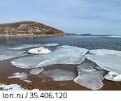 Льдины на фоне острова Русский в феврале. Владивосток, Россия (2021 год). Стоковое фото, фотограф Овчинникова Ирина / Фотобанк Лори