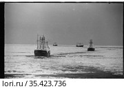Караваны морских судов плывут по замерзшему водоёму, корабли уплывают в сторону горизонта прорываясь сквозь льды сковавшие реку, Магадан, Чукотка, 1966 год. Стоковое фото, фотограф Варфоломей Тетерин / Фотобанк Лори