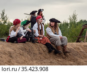 Санкт-Петербург. Историческая реконструкция. Группа реконструкторов эпохи Ренессанса на берегу. Saint-Petersburg. Historical reenactment. A group of Renaissance reenactors on the shore. (2020 год). Редакционное фото, фотограф Евгений Романов / Фотобанк Лори