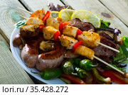 Bulgarian cuisine meshana scara with different grilled meat and vegetables. Стоковое фото, фотограф Яков Филимонов / Фотобанк Лори