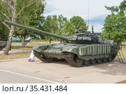 Новый российский основной танк Т-72 В3 стоит на полигоне "Алабино" в парке "Патриот", Международный военно-технический форум "Армия-2019", Московская область, вид слева. Редакционное фото, фотограф Малышев Андрей / Фотобанк Лори