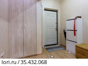 Интерьер типовой прихожей в однокомнатной квартире. Стоковое фото, фотограф Иванов Алексей / Фотобанк Лори