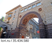 Арка-проход в жилом здании (1951 год). Киев, улица Крещатик, 13. Украина (2007 год). Редакционное фото, фотограф Ирина Борсученко / Фотобанк Лори