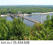 Вид на  Днепр и Парковый пешеходный  мост летним днем. Киев, Украина (2007 год). Стоковое фото, фотограф Ирина Борсученко / Фотобанк Лори