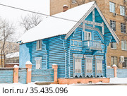 Погодинская изба. Зимний день. Москва (2021 год). Редакционное фото, фотограф E. O. / Фотобанк Лори