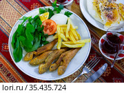 Roasted red mullet with potatoes and vegetables. Стоковое фото, фотограф Яков Филимонов / Фотобанк Лори