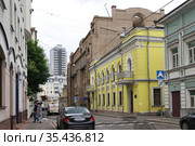 Москва. Трубниковский переулок, дом 21 - жилой дом М.П. Арсеньевой (1876, архитектор А. А. Никифоров), дом 19 - доходный дом Главного управления уделов (1912, архитектор П. П. Малиновский) (2020 год). Редакционное фото, фотограф Илюхина Наталья / Фотобанк Лори