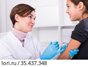 Doctor makes injection girl. Стоковое фото, фотограф Яков Филимонов / Фотобанк Лори