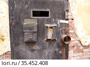 Металлическая опечатанная дверь старого дома. Москва, Трубниковский переулок (2018 год). Стоковое фото, фотограф Илюхина Наталья / Фотобанк Лори