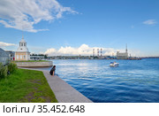 Вход в Шкиперский канал и кроншпиц на стороне Морской базы МЧС. Санкт-Петербург (2020 год). Редакционное фото, фотограф Румянцева Наталия / Фотобанк Лори