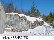 Солнечный мартовский день в старом мраморном карьере. Горный парк "Рускеала". Карелия, Россия (2021 год). Редакционное фото, фотограф Виктор Карасев / Фотобанк Лори