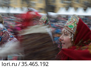 Масленичные гулянья в Балашихе, изображение смазано, динамика (2021 год). Редакционное фото, фотограф Дмитрий Неумоин / Фотобанк Лори