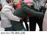 Праздник Масленицы в Балашихе, перетягивание каната (2021 год). Редакционное фото, фотограф Дмитрий Неумоин / Фотобанк Лори
