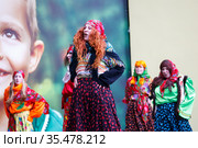 Празднование Широкой Масленицы в парке аттракционов "Диво-остров", Санкт-Петербург (2021 год). Редакционное фото, фотограф Евгений Кашпирев / Фотобанк Лори
