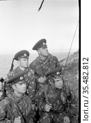 Чукотка, о. Ратманова, военные моряки, 1970, скан плёнки. Редакционное фото, фотограф Варфоломей Тетерин / Фотобанк Лори