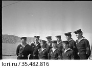 Чукотка, о. Ратманова, военные моряки, 1970, скан плёнки. Редакционное фото, фотограф Варфоломей Тетерин / Фотобанк Лори
