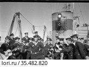 Чукотка, о. Ратманова, военные моряки, 1970, скан плёнки. Редакционное фото, фотограф Варфоломей Тетерин / Фотобанк Лори