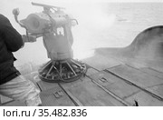 Китобойная гарпунная пушка, вид с палубы морского судна на воду частично скрытую под брызгами, военный морской катер, остров Ратманова, Чукотка, 1970 год. Стоковое фото, фотограф Варфоломей Тетерин / Фотобанк Лори