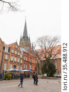Street view with Nikolaikirche or St. Nikolas Church (2017 год). Редакционное фото, фотограф EugeneSergeev / Фотобанк Лори