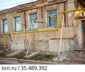 Опоры из труб, поддерживающие фасад старого дома (2020 год). Редакционное фото, фотограф Вячеслав Палес / Фотобанк Лори
