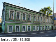 Москва, Погорельский переулок, дом 5. Старинный дом с нижним каменным и верхним деревянным этажом (2020 год). Стоковое фото, фотограф Dmitry29 / Фотобанк Лори