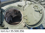 Российский новый газотурбинный танк Т-80У-Е1 в парке "Патриот", Международный военно-технический форум "Армия-2015", Московская область. Вид на открытый люк наводчика сверху. Редакционное фото, фотограф Малышев Андрей / Фотобанк Лори