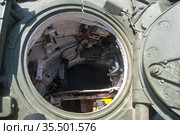 Российский газотурбинный танк Т-80У-Е1 в парке "Патриот", Международный военно-технический форум "Армия-2015", Московская область. Вид на открытый люк наводчика. Редакционное фото, фотограф Малышев Андрей / Фотобанк Лори