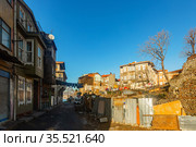 Dilapidated residential buildings in Eminonu quarter of Istanbul. Стоковое фото, фотограф Яков Филимонов / Фотобанк Лори