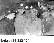 Эмельджак, рудничные рабочие 15 мая 1961, скан плёнки. Редакционное фото, фотограф Варфоломей Тетерин / Фотобанк Лори