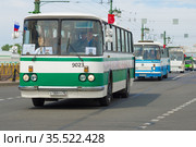 Львовский автобус ЛАЗ-699Р в колонне старых автобусов на ежегодном параде ретро транспорта в честь Дня города. Санкт-Петербург (2019 год). Редакционное фото, фотограф Виктор Карасев / Фотобанк Лори