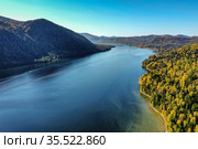 Горный Алтай осенью. Телецкое озеро на рассвете. Вид с воздуха. Altai mountains in autumn. Teletskoye lake at dawn. Aerial view. Стоковое фото, фотограф Евгений Романов / Фотобанк Лори