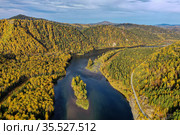 Алтайские горы осенью. Река Бия. Вид с воздуха. Altai mountains in autumn. Biya river. Aerial view. Стоковое фото, фотограф Евгений Романов / Фотобанк Лори