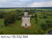 Средневековая церковь Покрова на Нерли августовским утром (съемка с квадрокоптера). Боголюбово, Россия (2020 год). Стоковое фото, фотограф Виктор Карасев / Фотобанк Лори