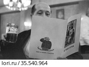 Меню пивного ресторана "U kalicha" в руках зрелого мужчину выбирающего закуску к алкогольному напитку, отдых в Праге, Чехословакия, 1960-е годы. Редакционное фото, фотограф Варфоломей Тетерин / Фотобанк Лори