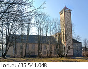 Здание ночного клуба Вагонка (бывшая кирха Христа в Ратсхофе, 1937 год). Калининград, улица Станочная, 10/12 (2021 год). Стоковое фото, фотограф Ирина Борсученко / Фотобанк Лори