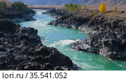 Горный Алтай осенью. Река Катунь. Тельдекпенские пороги. Altai mountains in autumn. Katun river. Teldekpen rapids. Стоковое видео, видеограф Евгений Романов / Фотобанк Лори